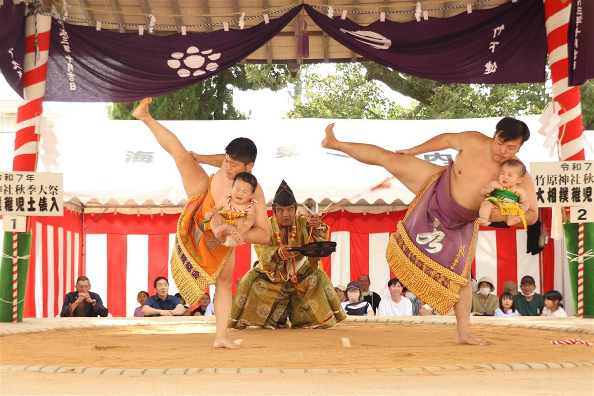 子どもたちの無病息災を願い力強く四股を踏む力士の画像