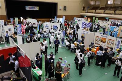 68社の企業が参加し、多くの高校生が参加しました