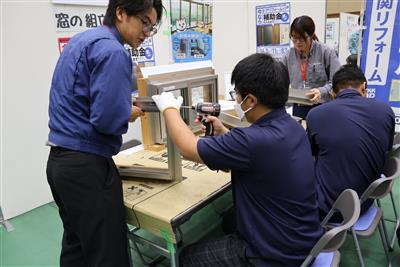 窓の組み立て体験
