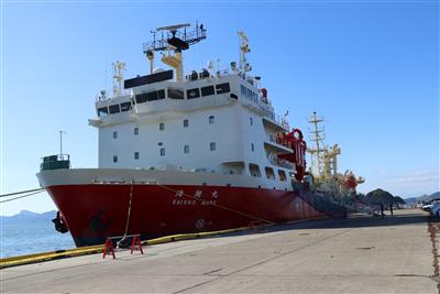 ドラグサクション浚渫兼油回収船「海翔丸」