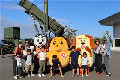 自衛隊装備品展示（うみまる（左）、　　 カスタム君（中央）、ちくワン（右））