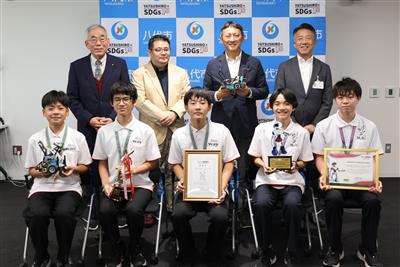 左から牧野琥太郎さん、寺田柾仁さん、盛高寛瑛さん、勝野董成さん、脇坂朔人さん、小野市長ら関係者