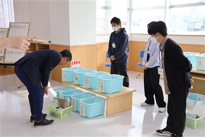 分別体験をする小野市長