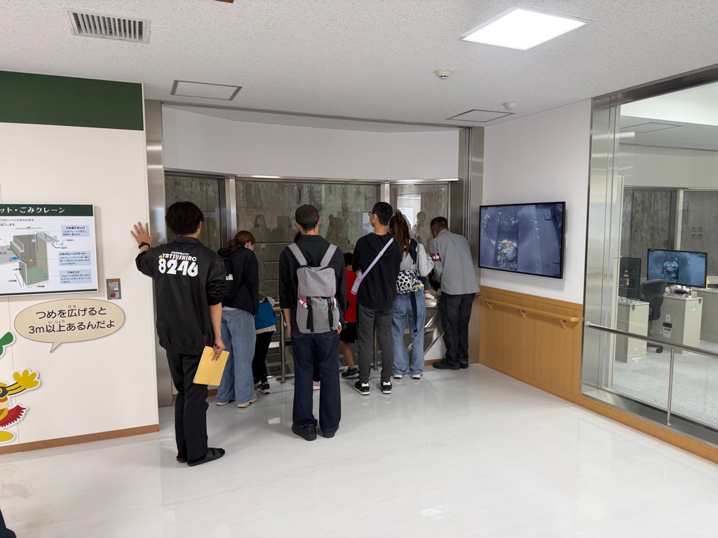 施設見学ツアーの様子の画像