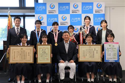 優勝した選手・監督らと小野市長
