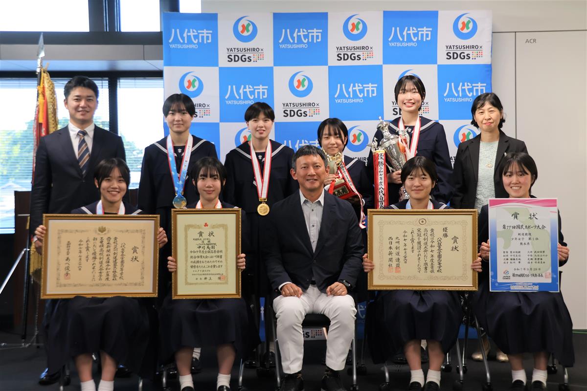 優勝した選手・監督らと小野市長の画像