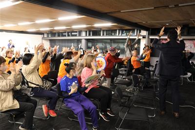 先制点を許した直後に同点に追い付き、歓喜に沸く会場