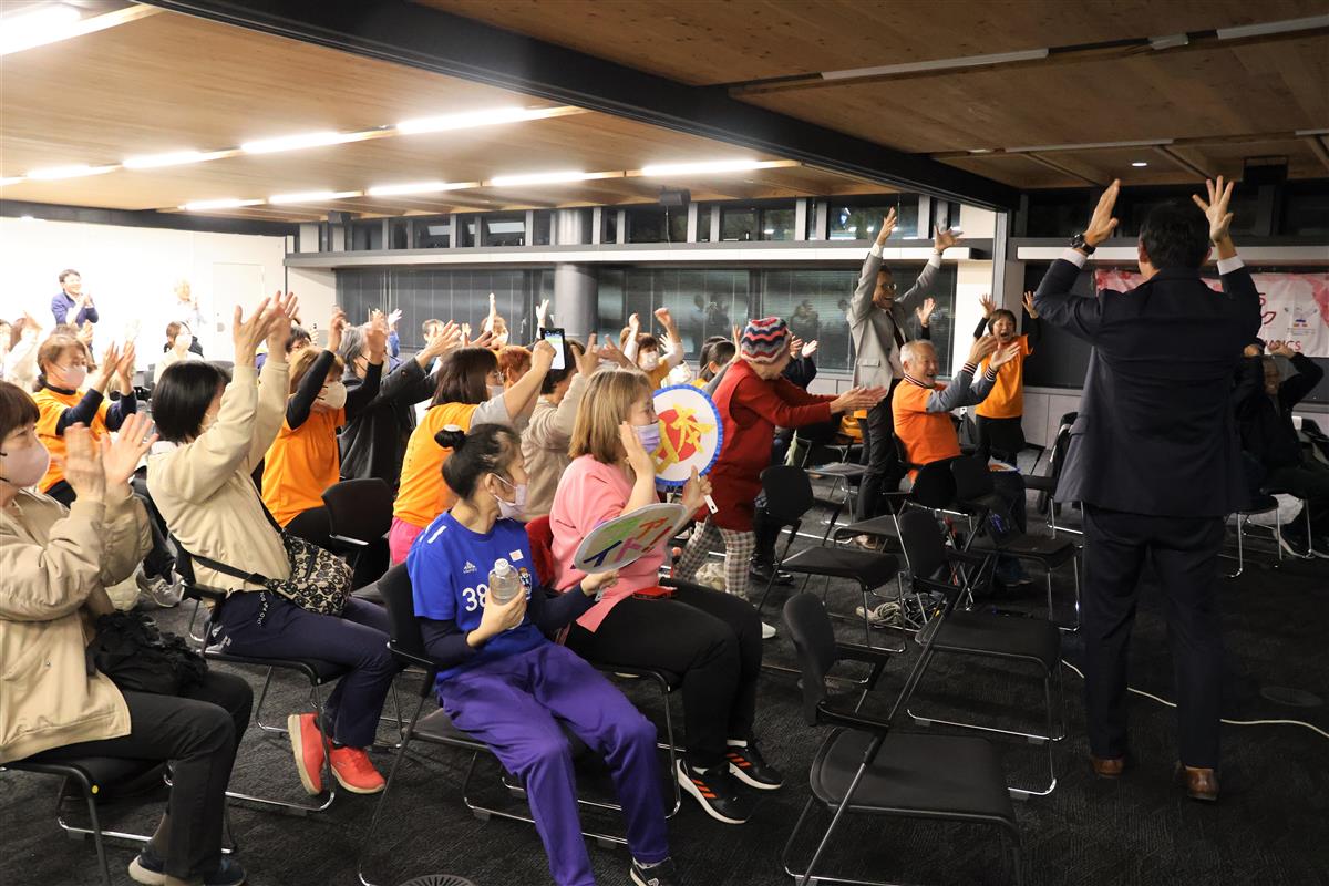 先制点を許した直後に同点に追い付き、歓喜に沸く会場の画像