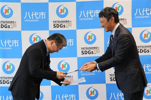 ▲表彰状と目録を受け取る新澤さん