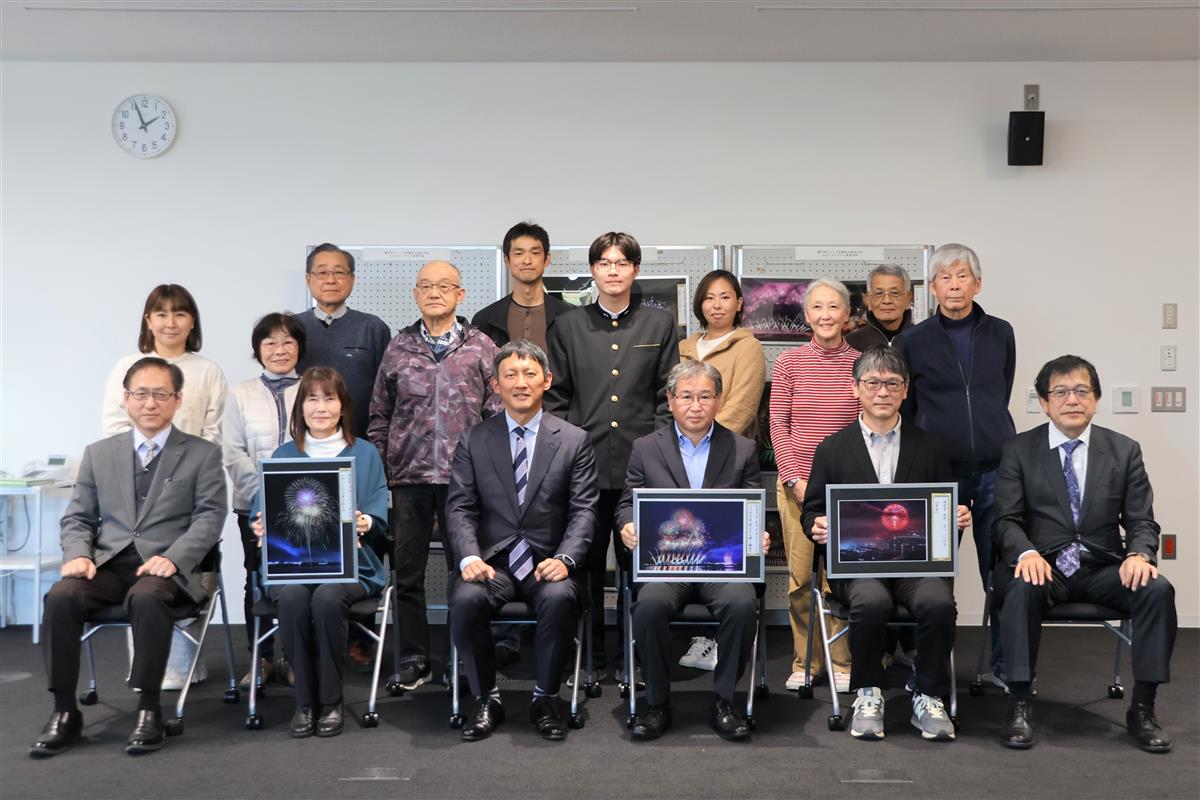 入賞した皆さんと関係者らの画像