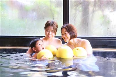 晩白柚風呂を楽しむ地元の人たち
