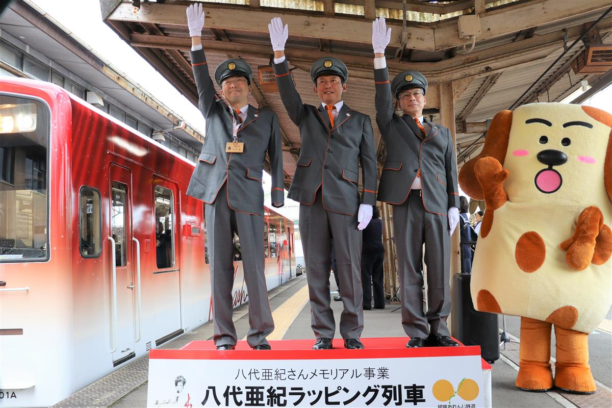 左から木村敬熊本県知事、小野市長、肥薩おれんじ鉄道株式会社中村誠希代表取締役社長の画像