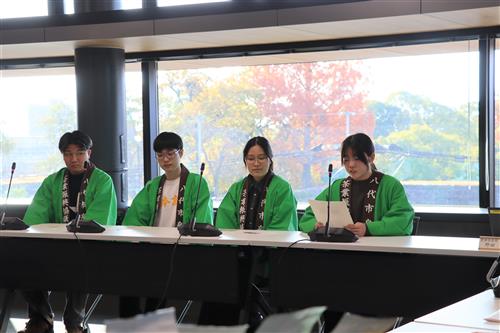 リベラルアーツ活動報告をする熊本高等専門学校八代キャンパスの学生