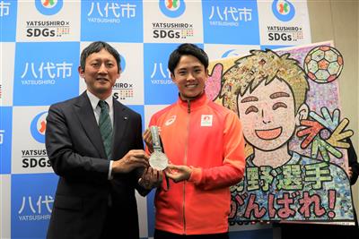 小野市長（左）と湯野選手（右）