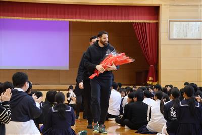 拍手で見送られるネマンヤ選手