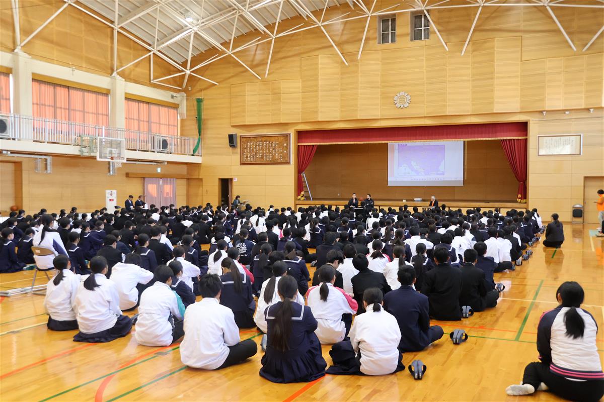 講話を聞く生徒たちの画像