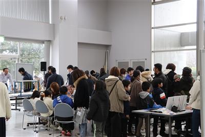 おおくの人でにぎわう会場　