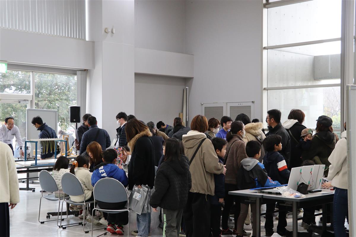 多くの人でにぎわう会場の画像