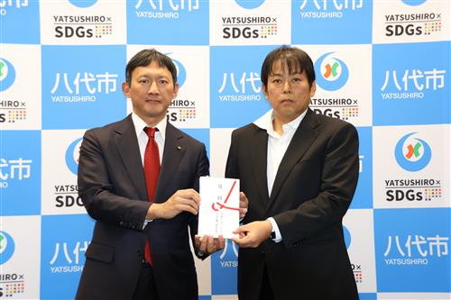 小野市長（左）と冨会長（右）