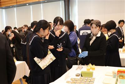 試食する高校生
