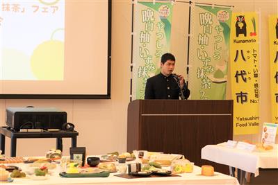 試食の感想を話す生徒