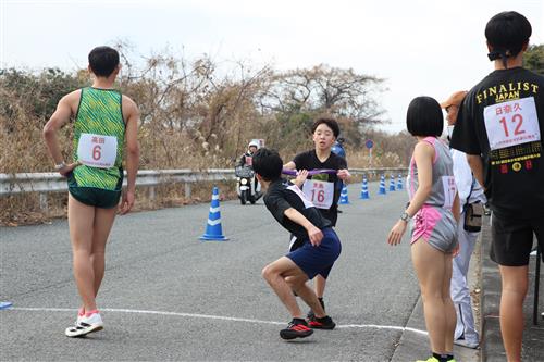 第２中継所での襷渡し