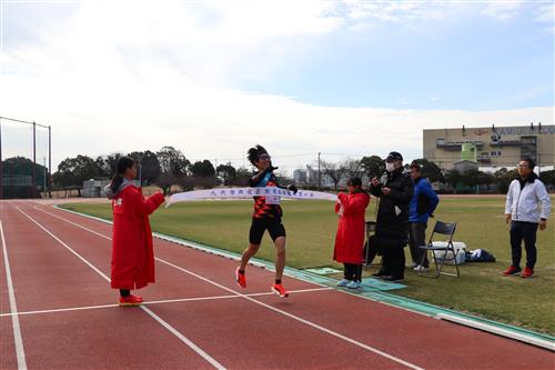 1位でゴールした鶴山さん