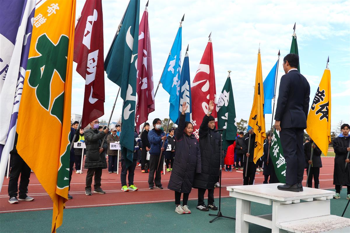 選手宣誓を行う山崎紗也加さんと山内夏輝さん（千丁校区）の画像