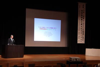 講演を行う谷口会長