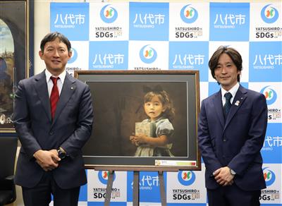 小野市長（左）と野㞍さん（右）、日本代表選出作品（中央）