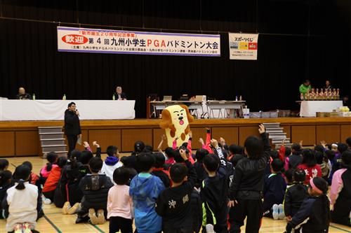 3位までの選手に表彰状とトロフィー、記念品などが贈られました