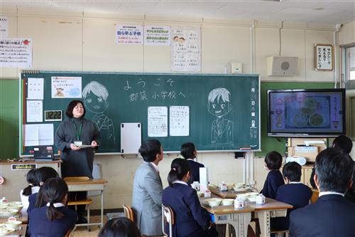 栄養教諭が当日の献立を説明