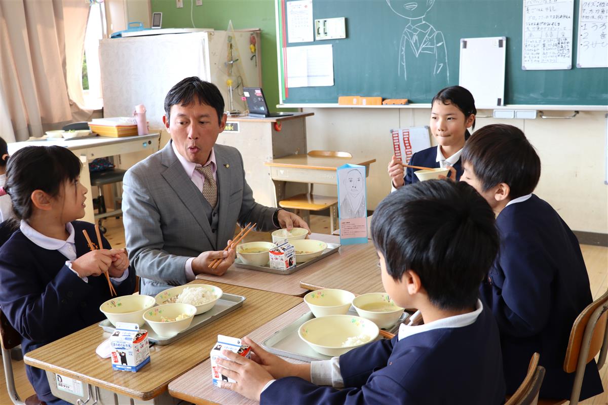 市長と話しながら給食を楽しみましたの画像