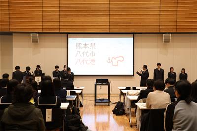 「八代港から世界へ」～大型クルーズ船とともに観光王に俺たちはなる」について発表を行う八代東高等学校の生徒ら
