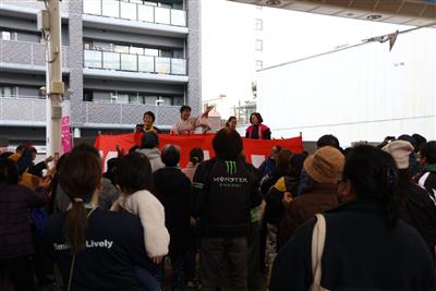 オープニングイベントの餅投げ