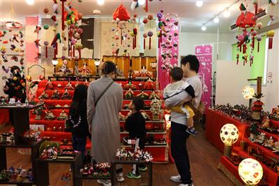 八福商店に飾られたひな人形