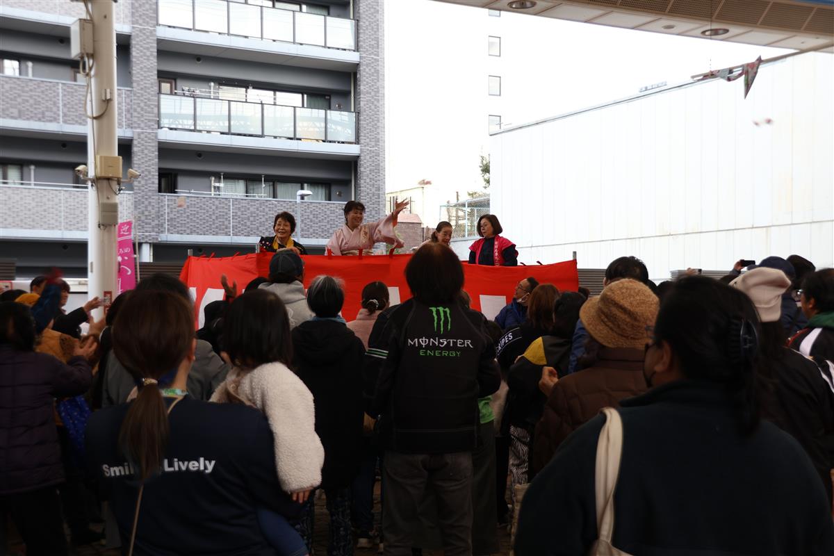 オープニングイベントの餅投げの画像