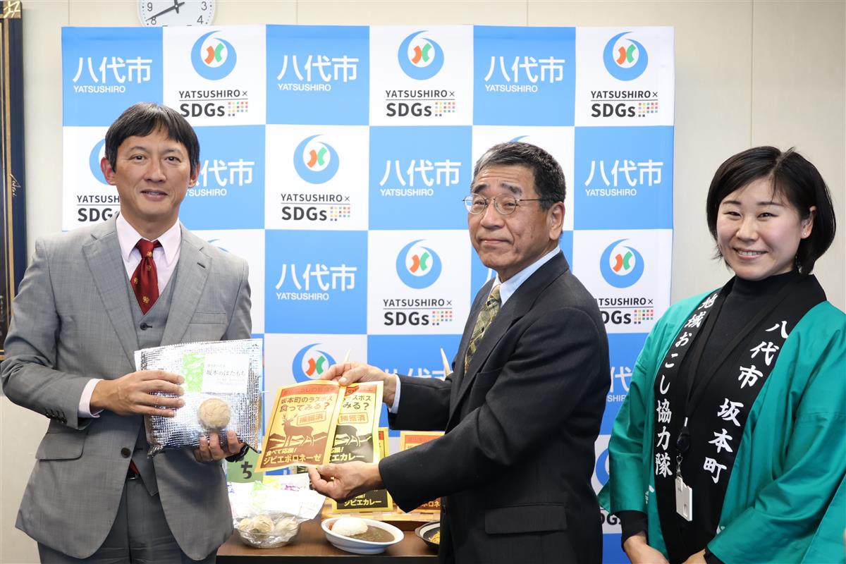 左から小野市長、早川副会長、柳本さんの画像