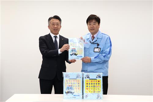 中教育長(左)と満生取締役(右)