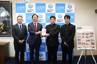 小野市長（左から２人目）とくまもとジビエ甲子園に参加した生徒と教諭