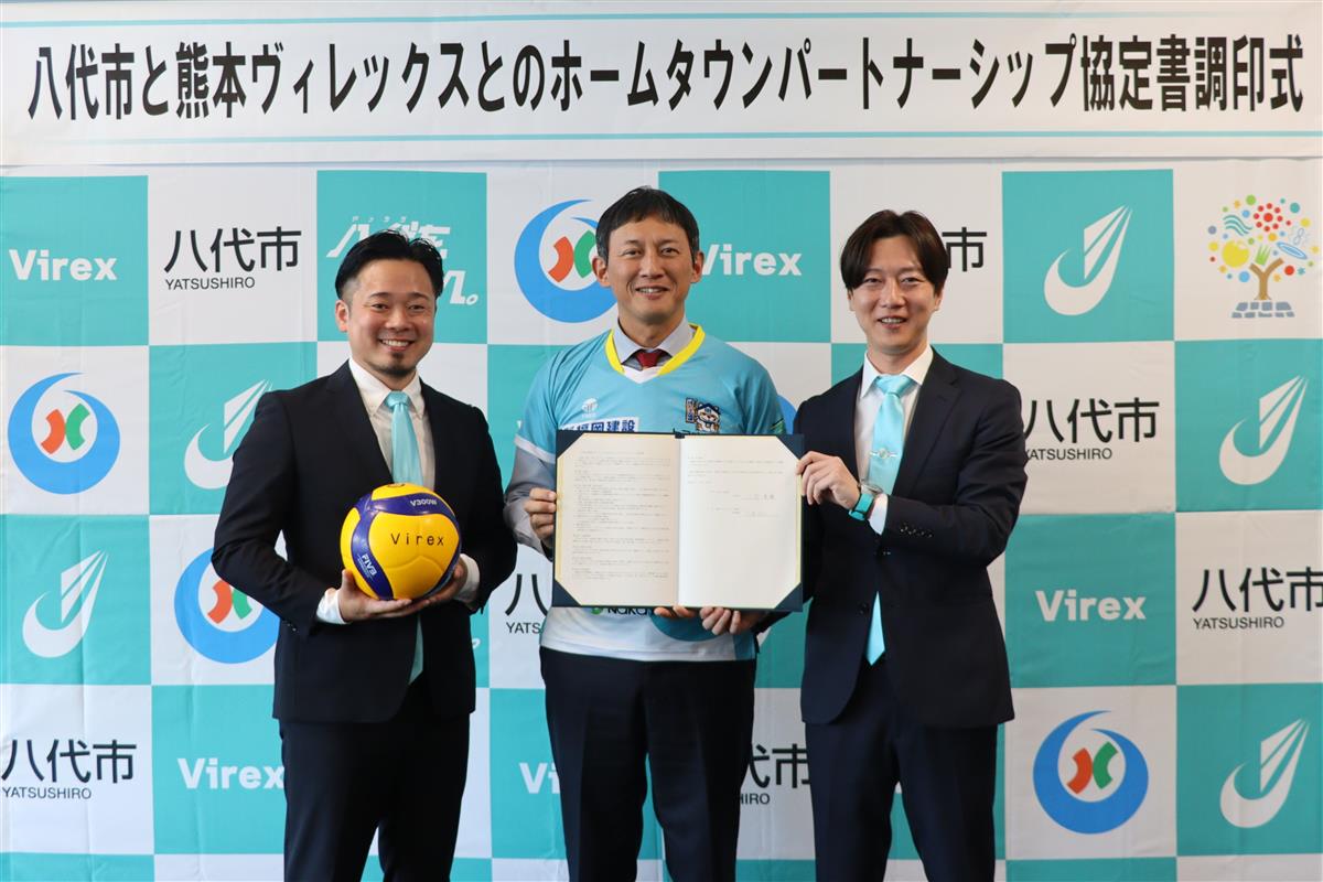 同クラブ早瀬省吾ＧＭ（左）、小野市長（中央）、同クラブ早瀬代表理事（右）の画像