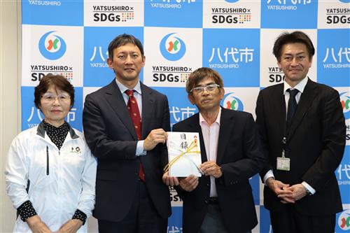 左から木村晴子副委員長、小野市長、千代永委員長、JAやつしろ南部総合支所　新川清支所長