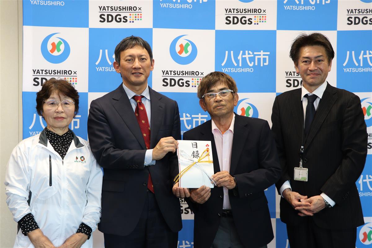 左から木村晴子副委員長、小野市長、千代永委員長、JAやつしろ南部総合支所　新川清支所長の画像