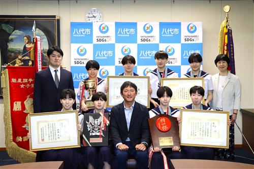 優勝した選手・監督らと小野市長