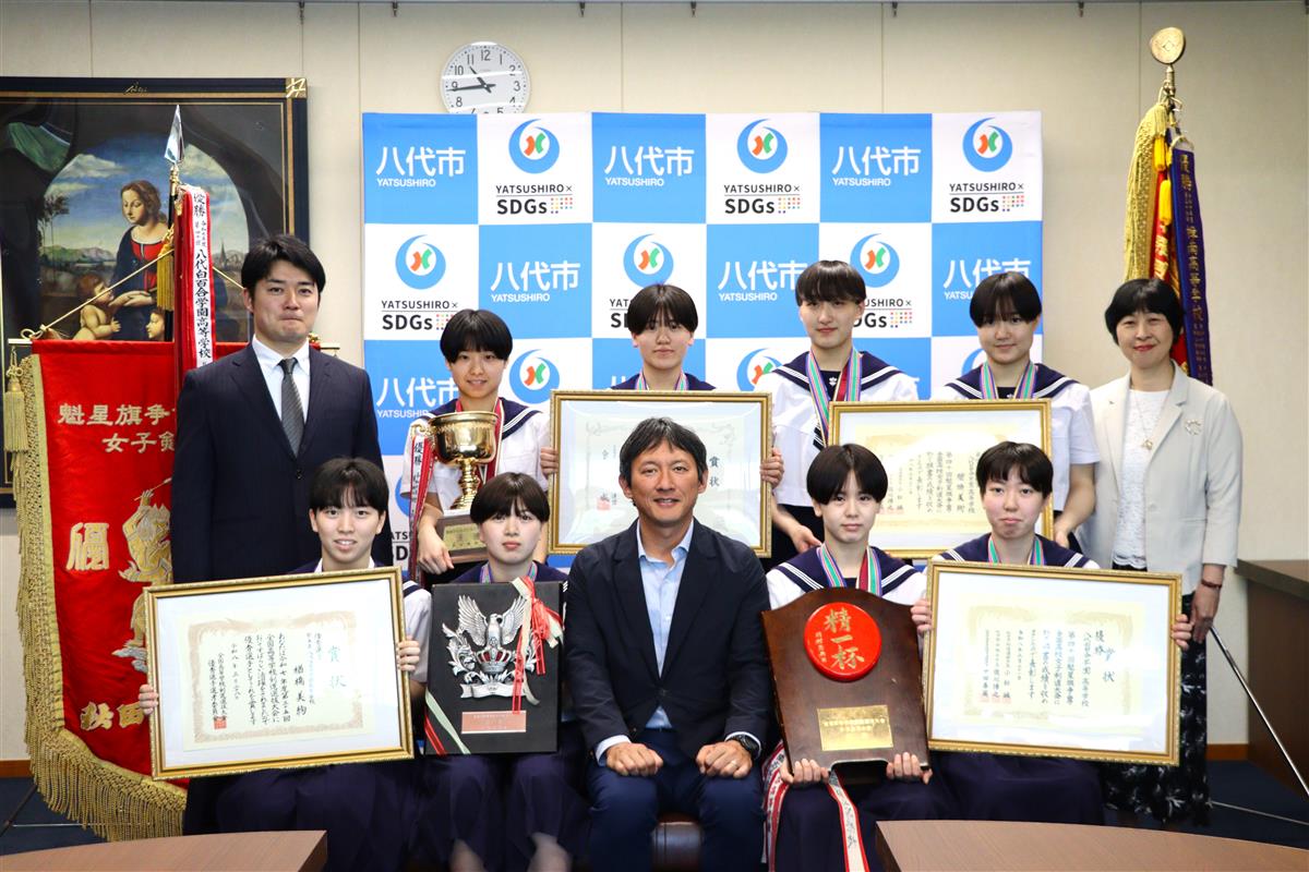 優勝した選手・監督らと小野市長の画像