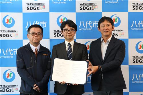 矢動丸八代営業所長（左）、酒井代表取締役（中央）、小野市長（右）