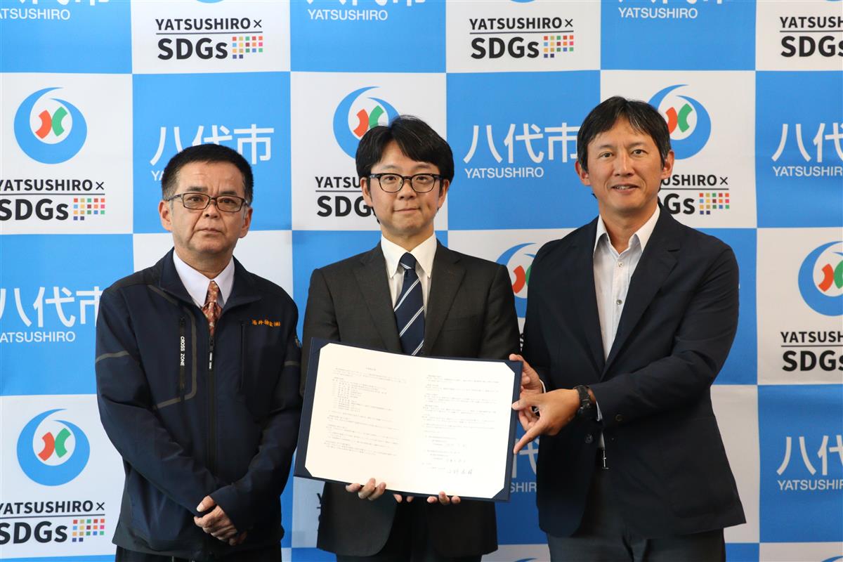 矢動丸八代営業所長（左）、酒井代表取締役（中央）、小野市長（右）の画像
