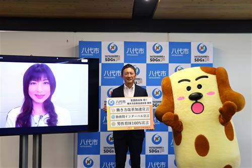左からオンラインで参加した小室代表取締役社長、小野市長、ちくワン