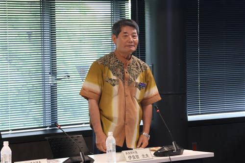 あいさつをする伊良皆村長