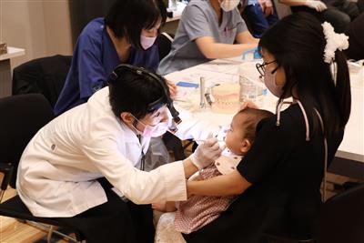 歯科健診を受ける親子